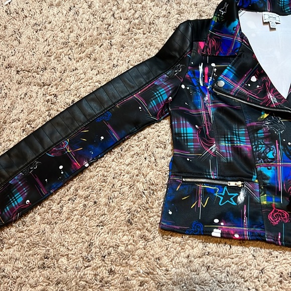 D Signed Disney Girls Moto Jacket Sz M 10/12 Descendants 2 Graffiti Zip Black - Picture 3 of 14